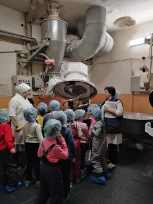 Для воспитанников и педагогов детского сада «Белочка» провели экскурсию на Трубчевском хлебозаводе (6+)