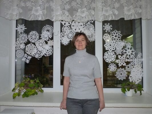 Трубчевские школьники и студенты украсили окна своих альма-матер к зимним праздникам