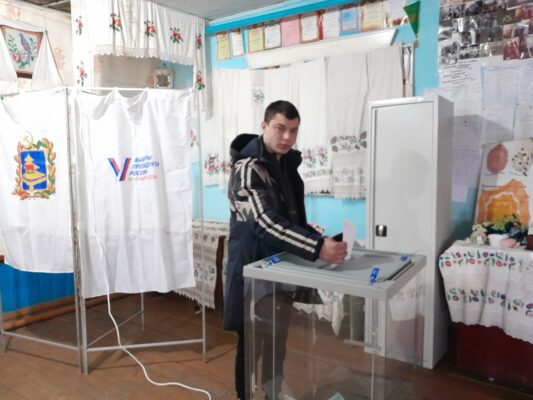 В УИК  в трубчевской деревне Красное  голосовали молодые избиратели (18+)