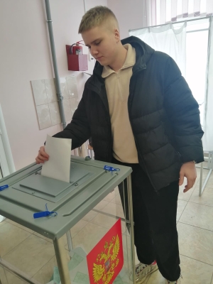 Выпускник Трубчевской гимназии впервые участвовал в голосовании в стенах своей альма-матер (18+)