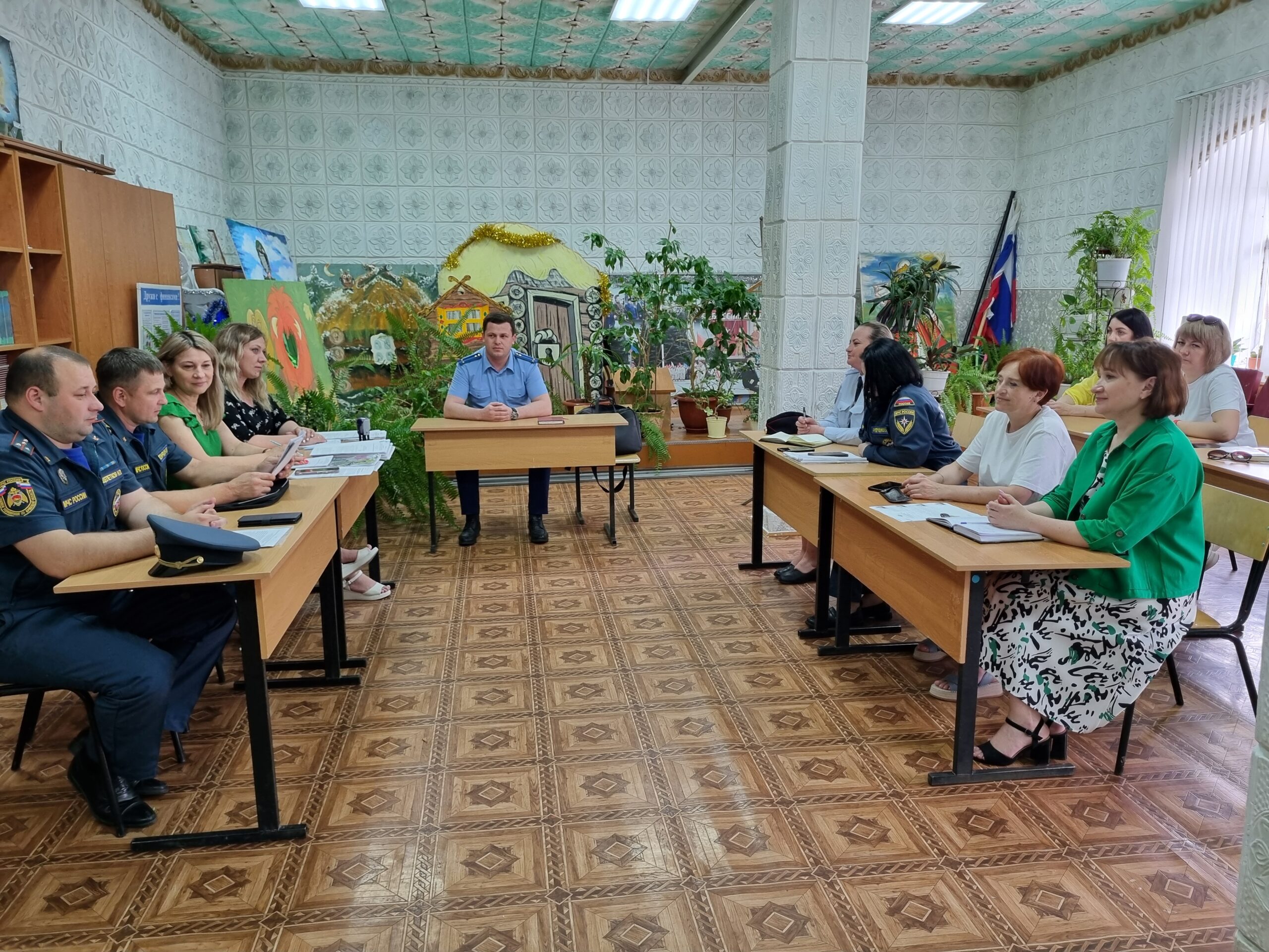 Инспекторы по пожнадзору и ГИМС провели инструктажи со специалистами КДН Трубчевского района