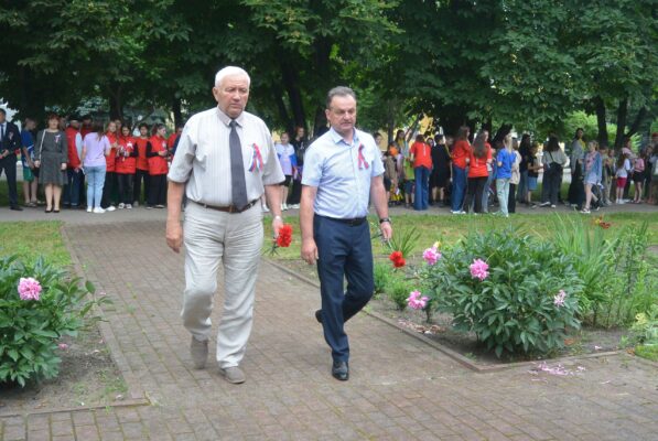 В Трубчевске в День России прошло возложение цветов на Аллее Героев