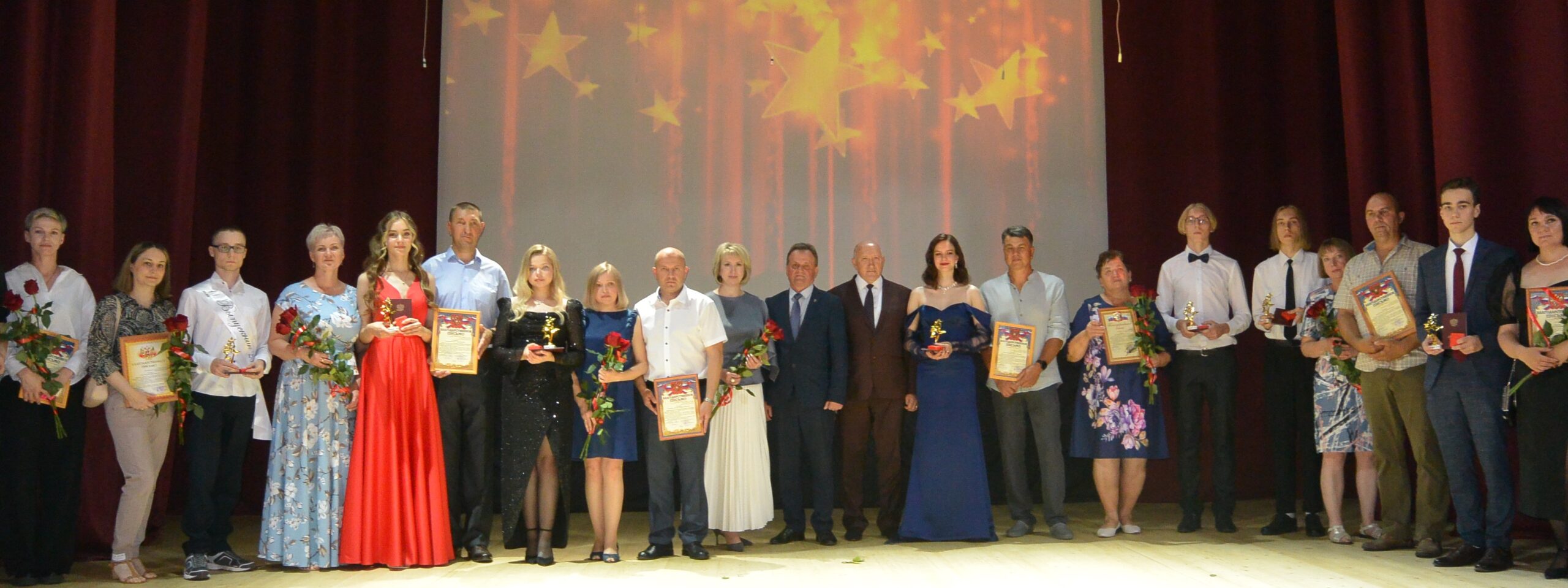 В Трубчевске прошла церемония чествования выпускников-медалистов 2024 года