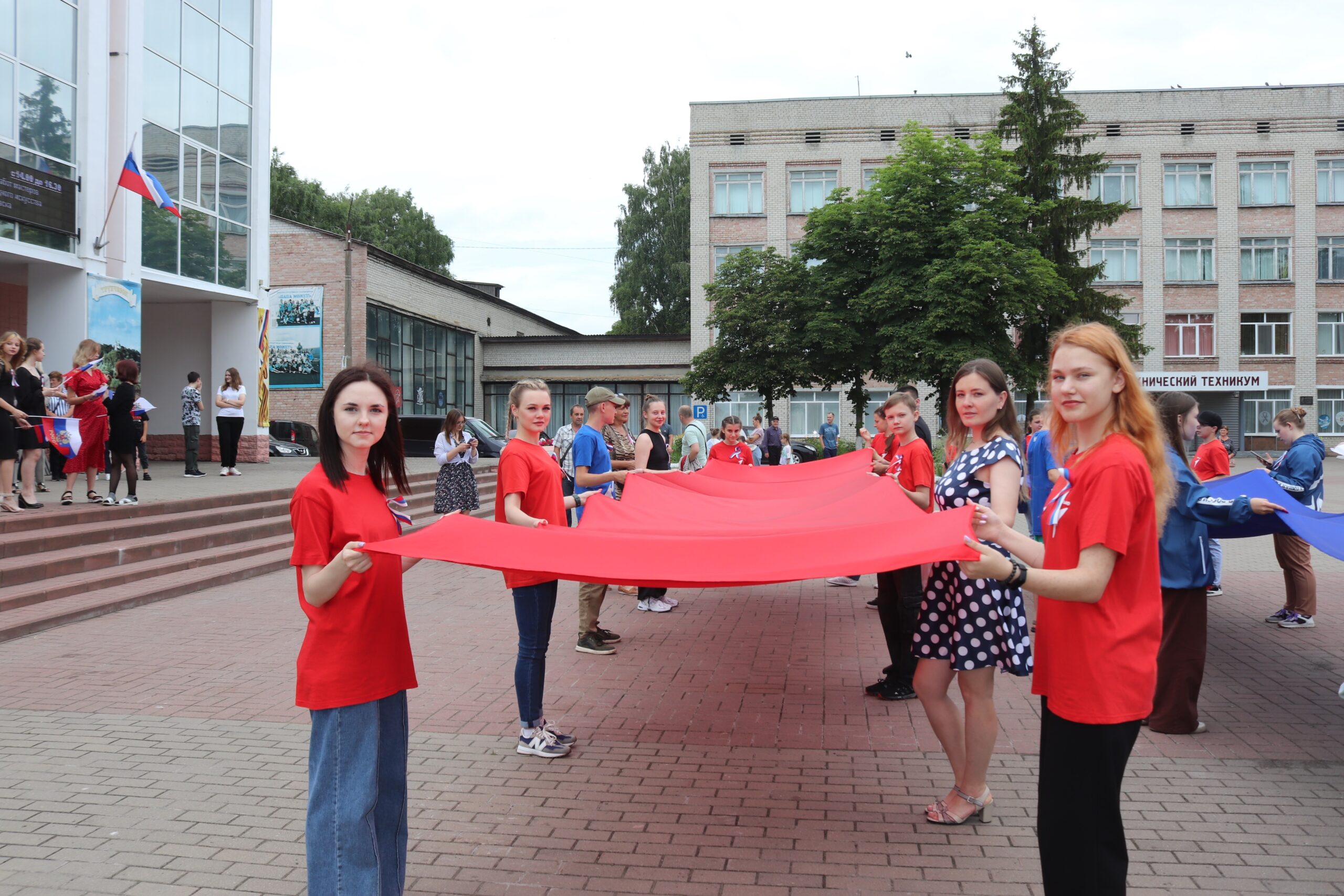 В Трубчевске прошла торжественная церемония поднятия Государственного флага РФ