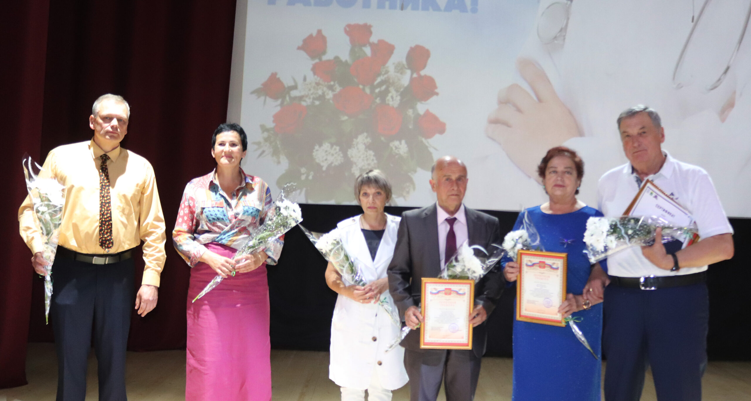 Медикам Трубчевского района вручили награды накануне профессионального праздника