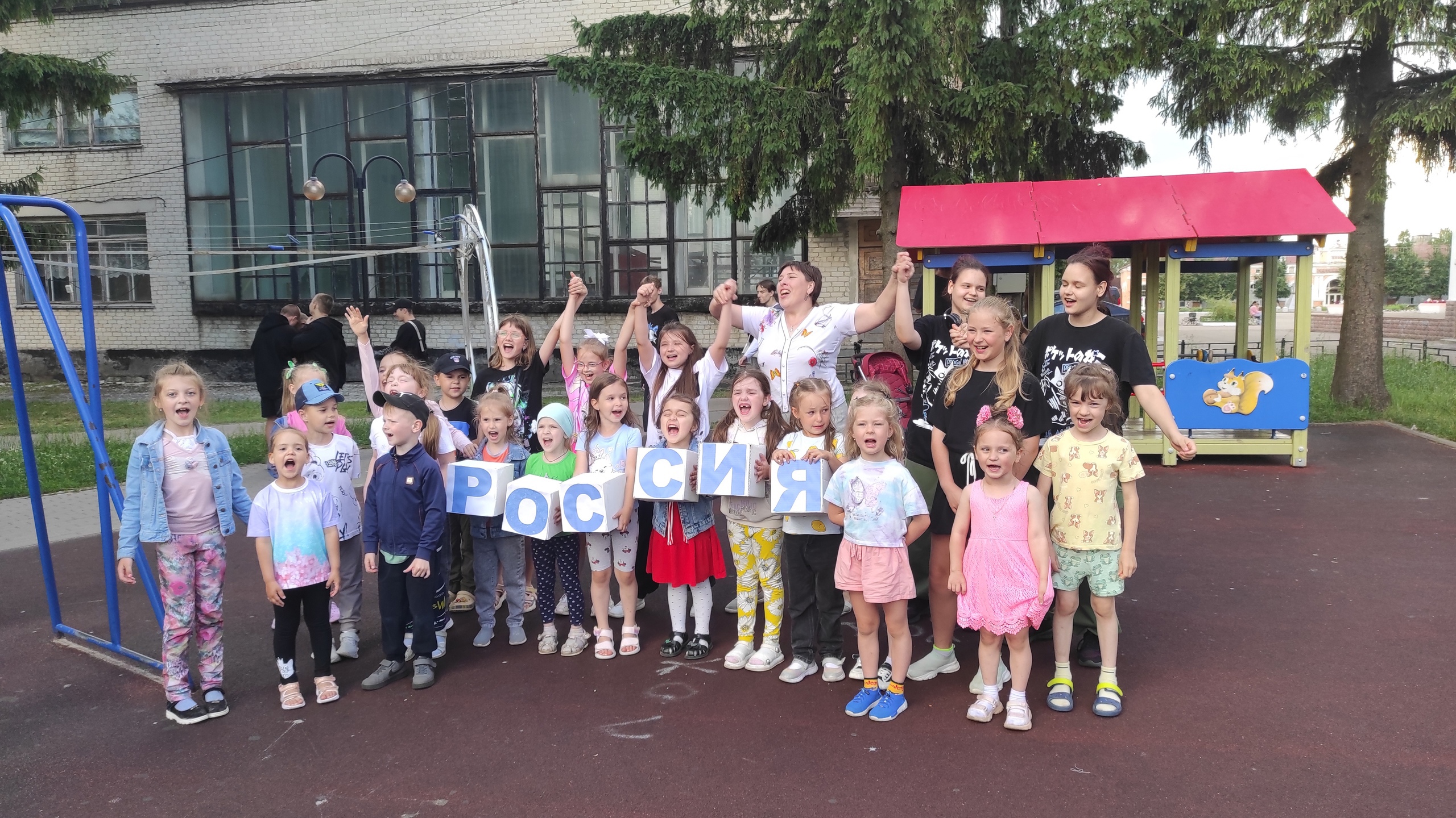 Для трубчевских детей накануне Дня России провели развлекательную программу