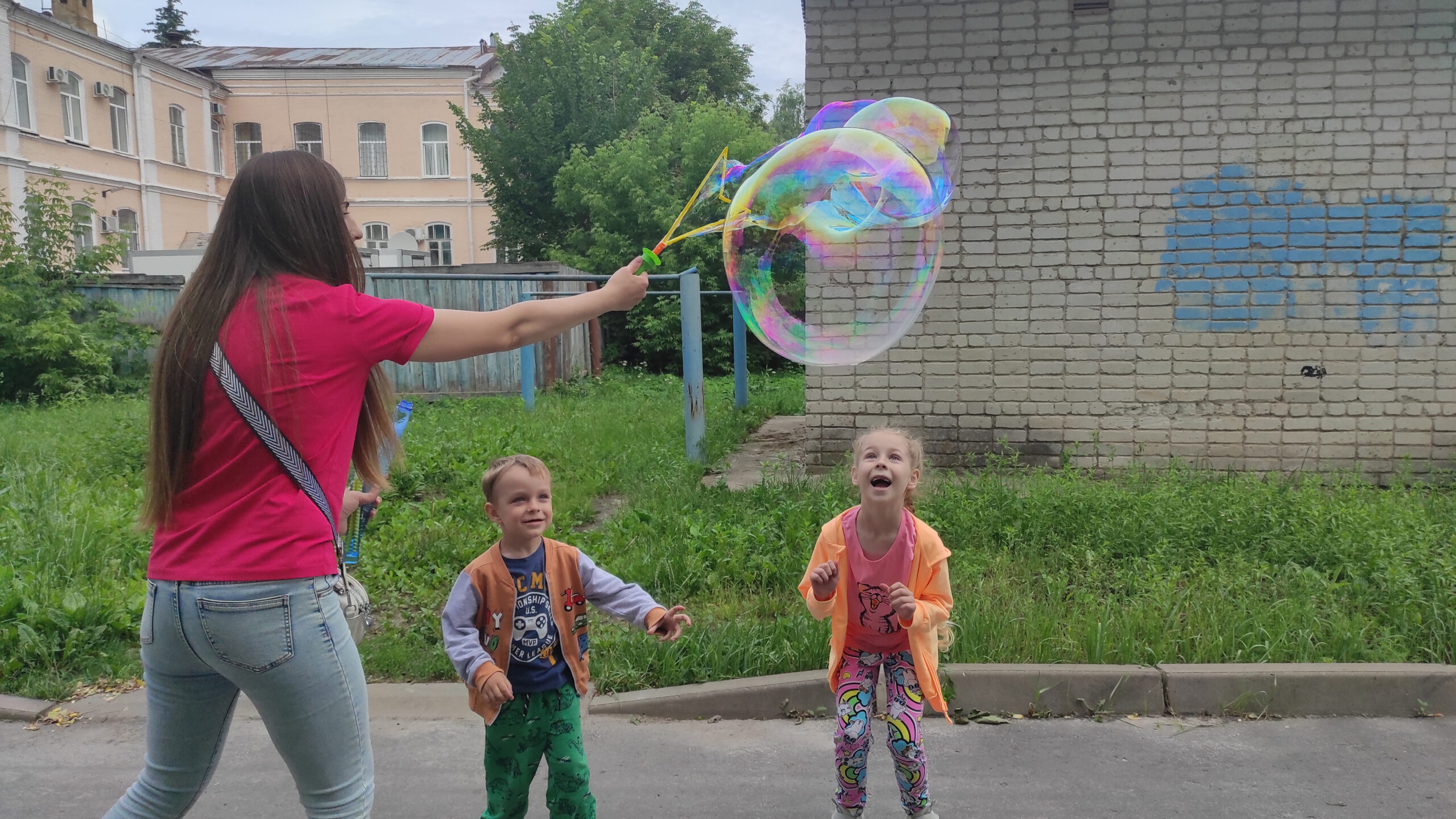 Юные трубчане ШАВШИНЫ стали участниками акции редакции «Счастливое детство» (6+)