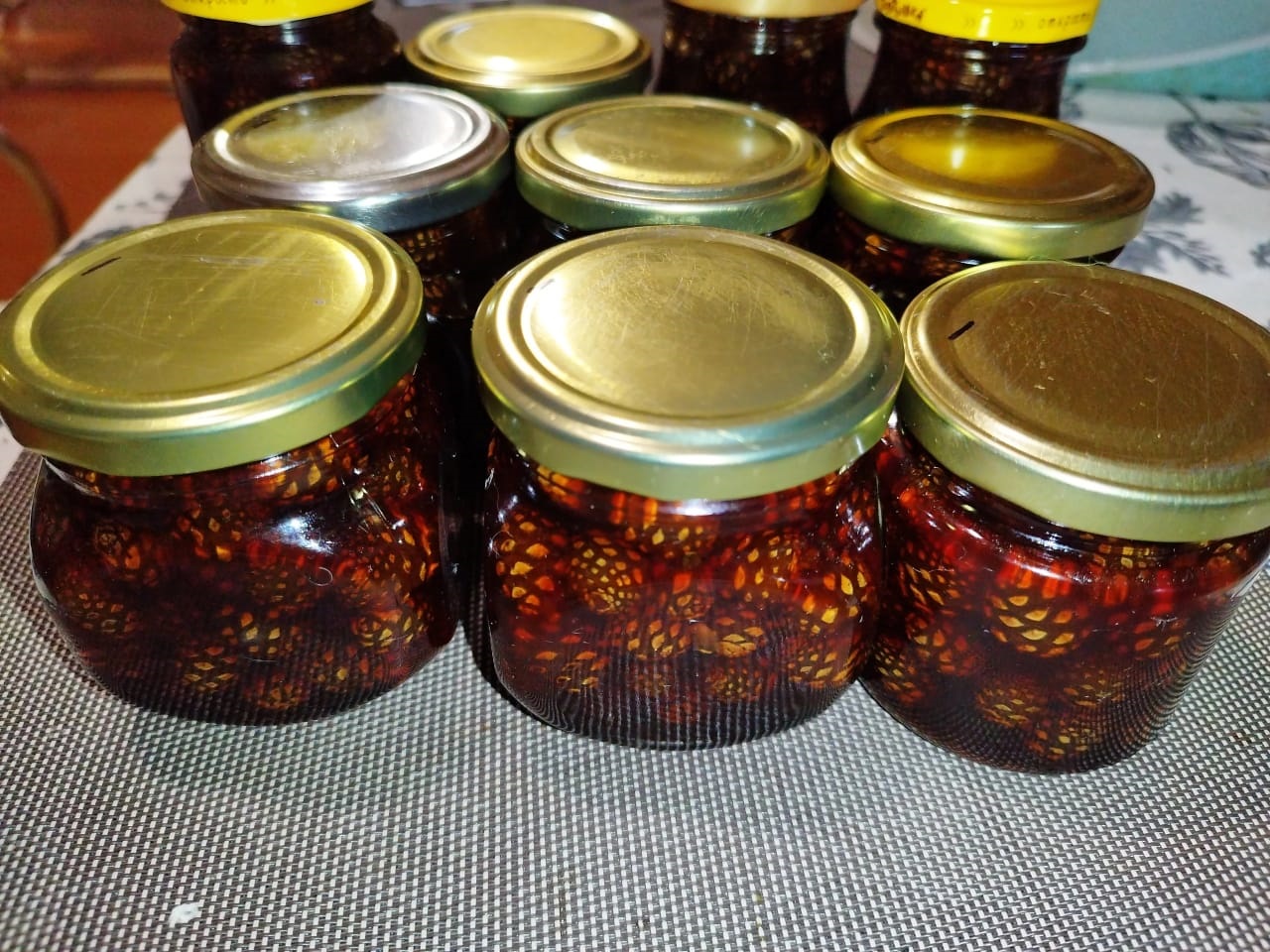 Замдиректора заповедника «Брянский лес» по науке Е. Ф. Ситникова со своим необыкновенным рецептом варенья из сосновых шишек