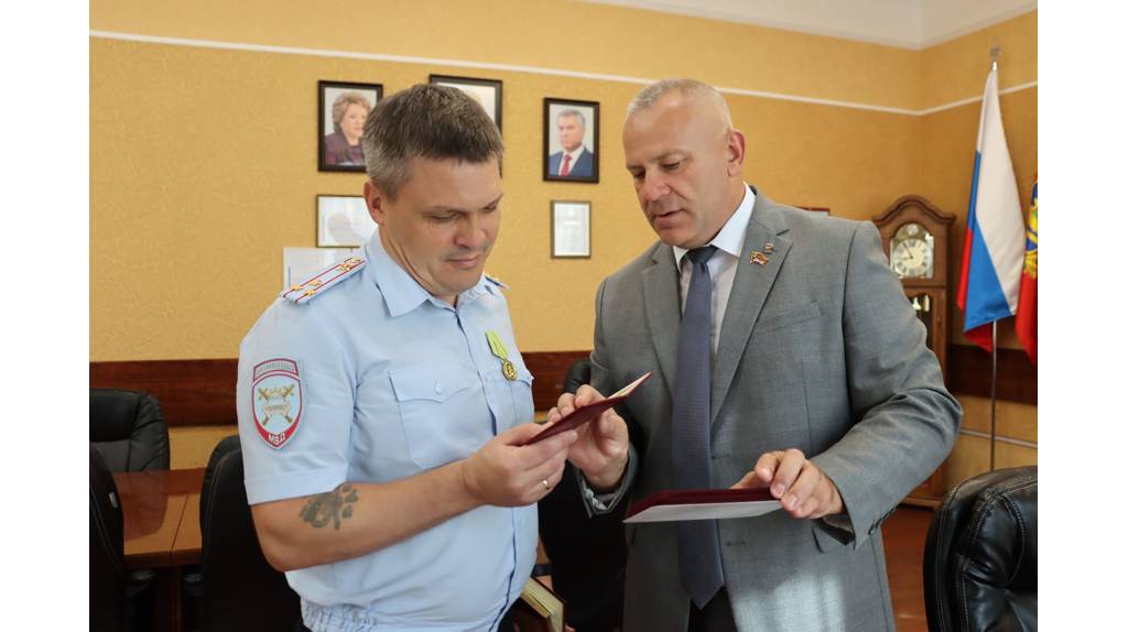 Председатель Брянской облдумы вручил памятную медаль начальнику УГИБДД