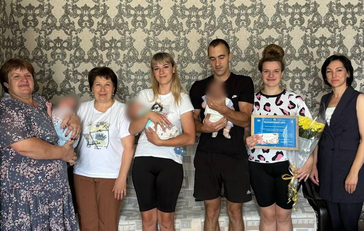 В брянском Стародубе поздравили с Днем семьи, любви и верности родителей тройни