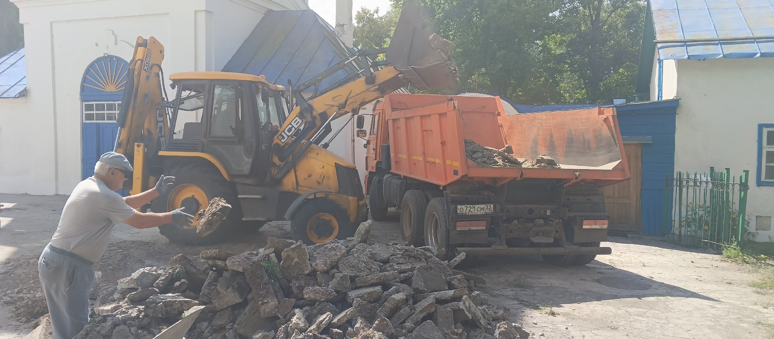 В Сретенском храме Трубчевска стартовали работы по благоустройству прихрамовой территории