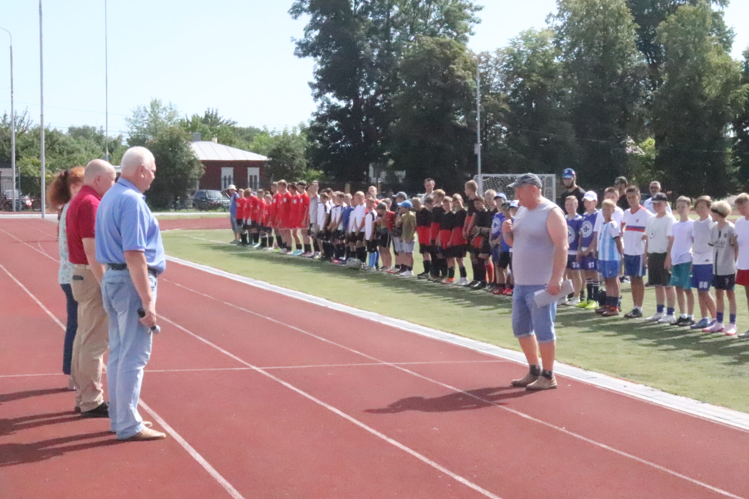 В Трубчевске стартовал межрайонный турнир по футболу «Золотой медведь-2024» (6+)