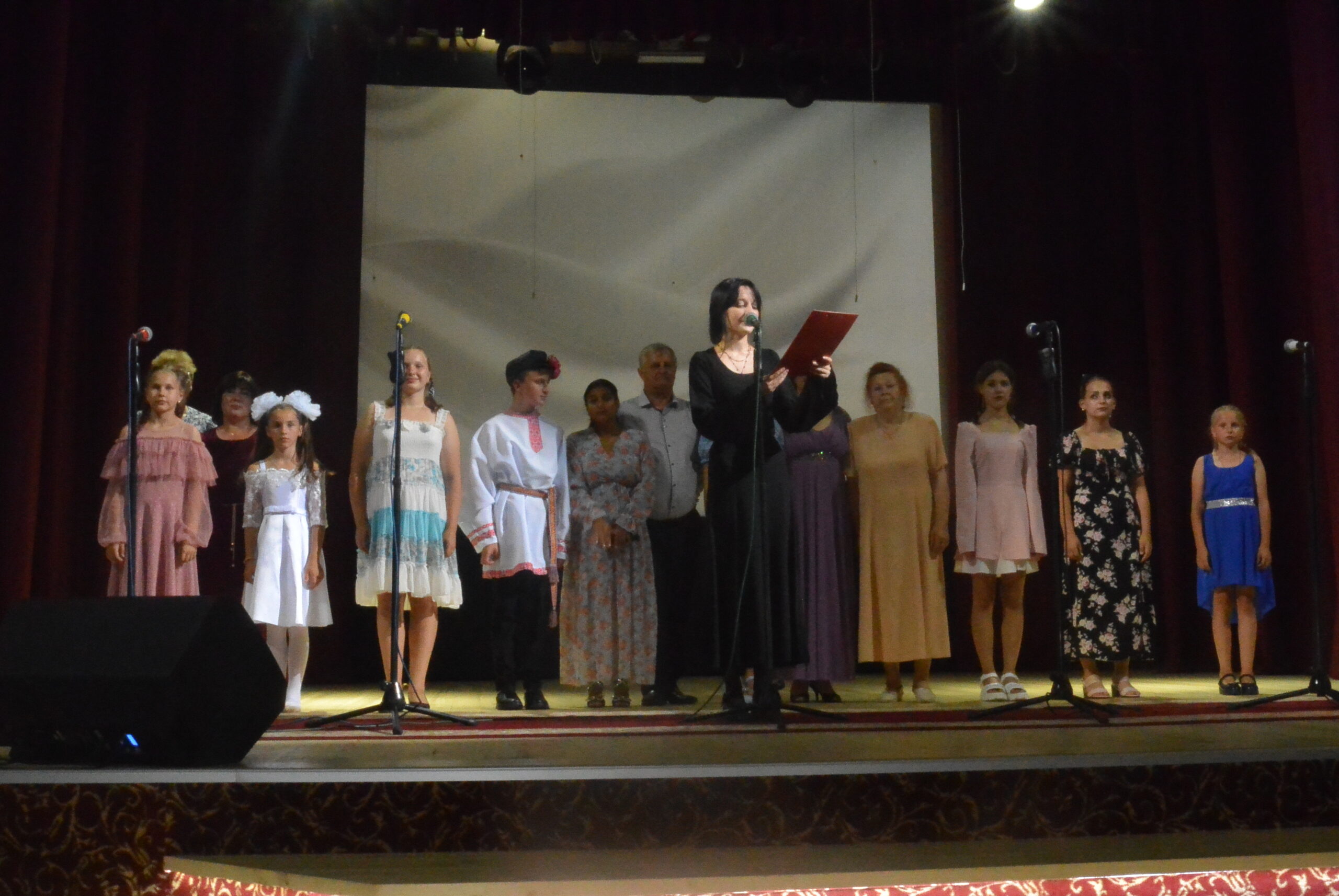 В Трубчевском РДК продолжился районный фестиваль самодеятельного художественного творчества «Мы дарим людям искры вдохновенья»