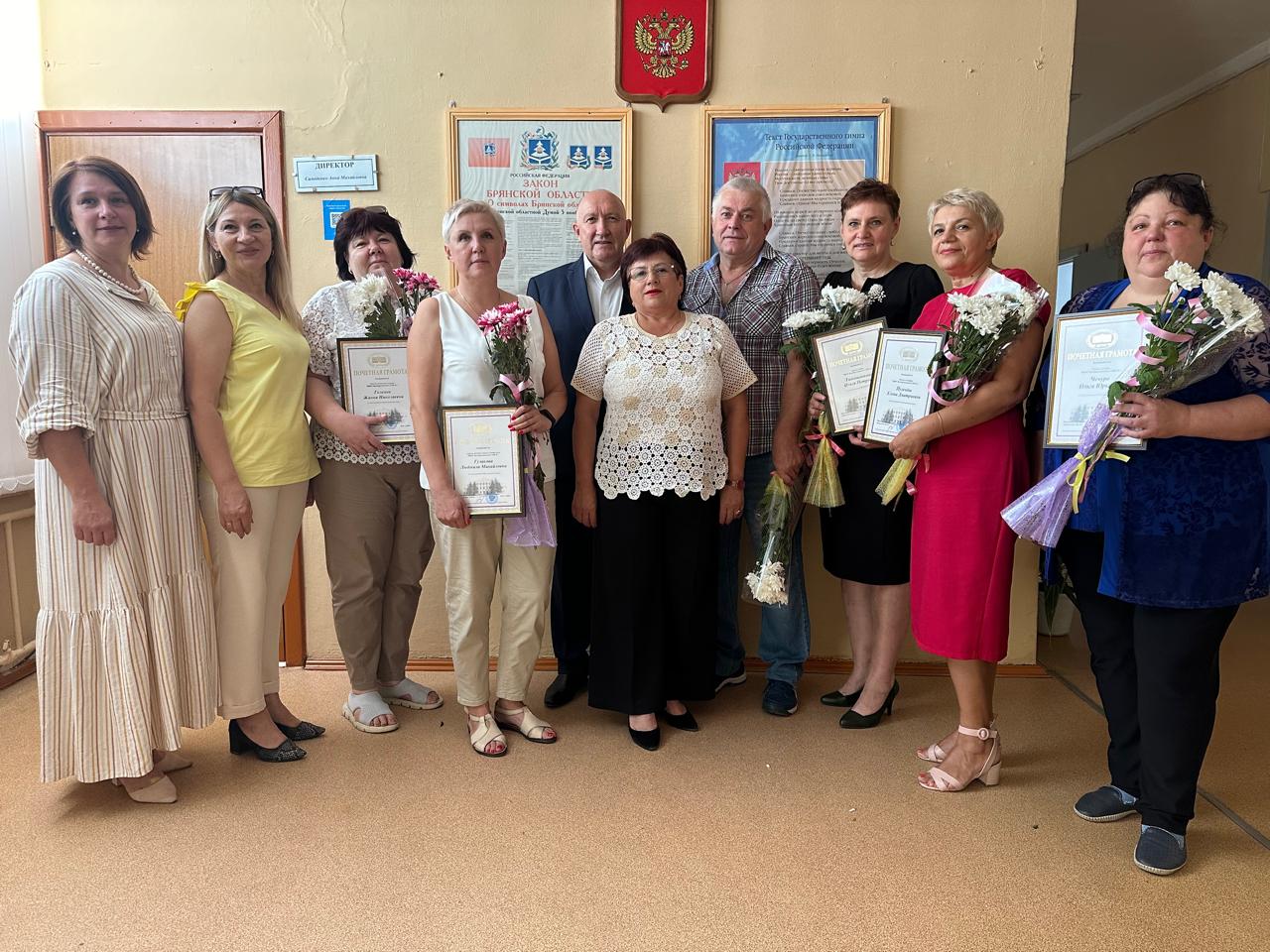 Педагогов Белоберезковской школы Трубчевского района наградили грамотами Брянской облдумы