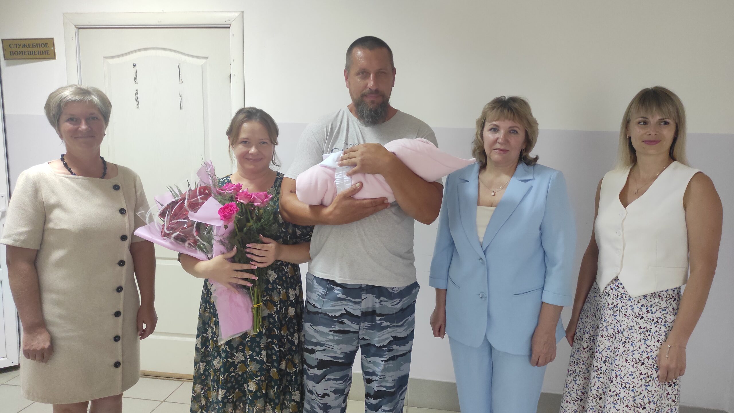 Трубчане поздравили семью, приехавшую к ним из Курской области, с рождением дочери