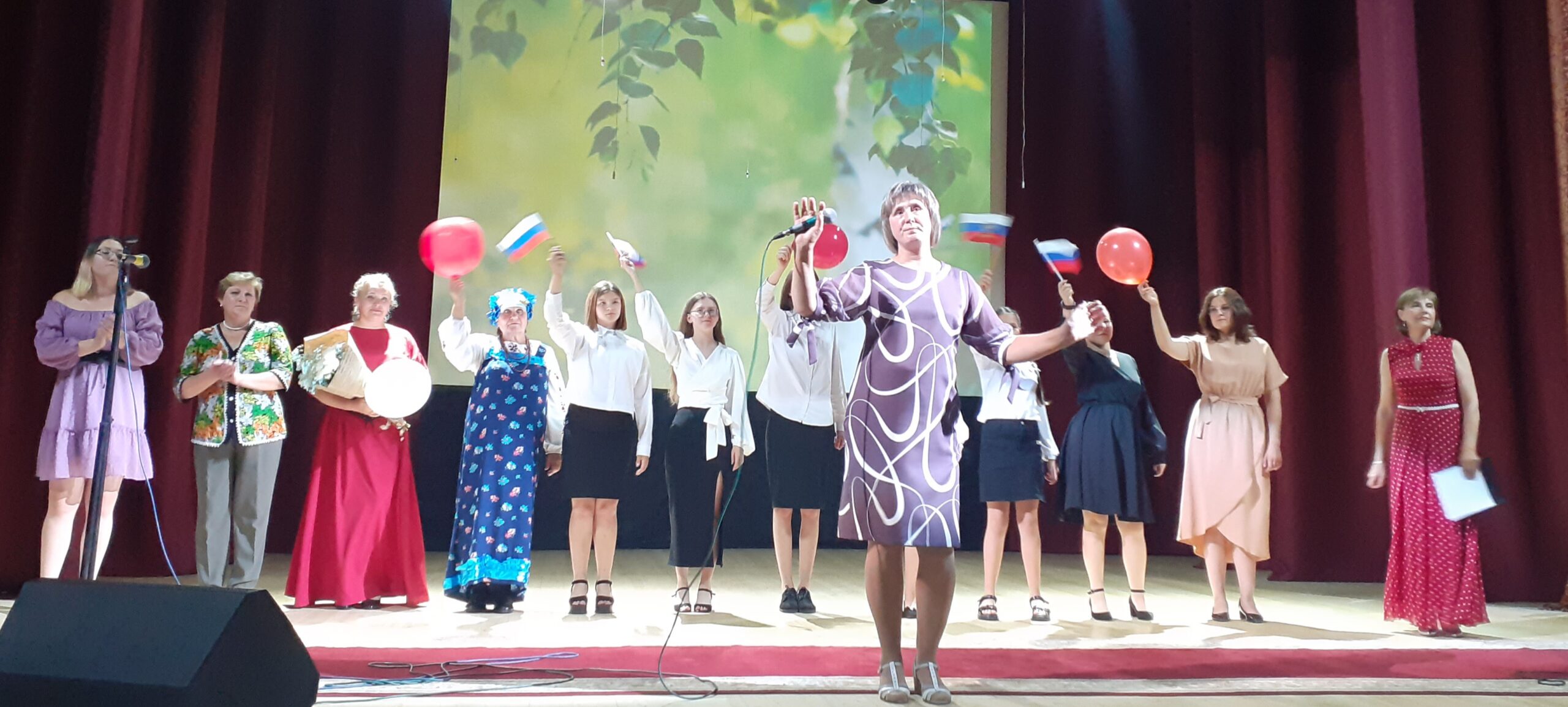 В Трубчевске продолжается районный фестиваль самодеятельного народного творчества «Мы дарим людям искры вдохновения» (0+)