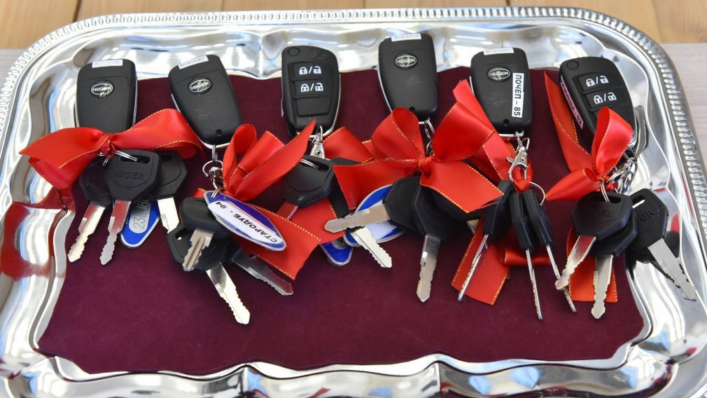 Брянские тренеры получили квартиры, а спортшколы — транспорт