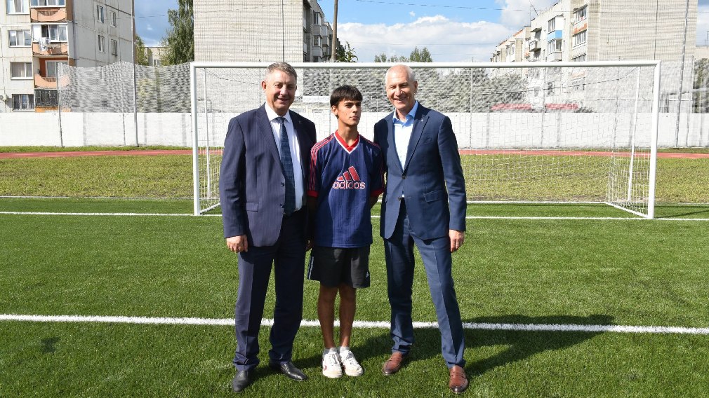 Брянский губернатор Александр Богомаз рассказал об отремонтированном стадионе в Фокино