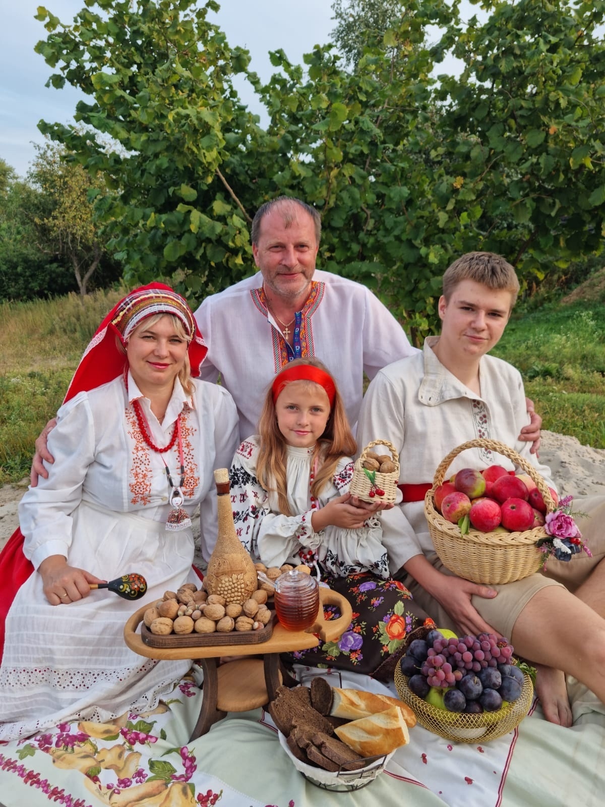 Трубчевская многодетная семья участвует в фотоконкурсе Клинцовской епархии на лучшую семейную фотографию (6+)