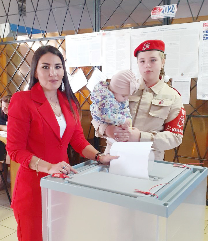 Трубчевская многодетная семья участника СВО проголосовала на своем избирательном участке