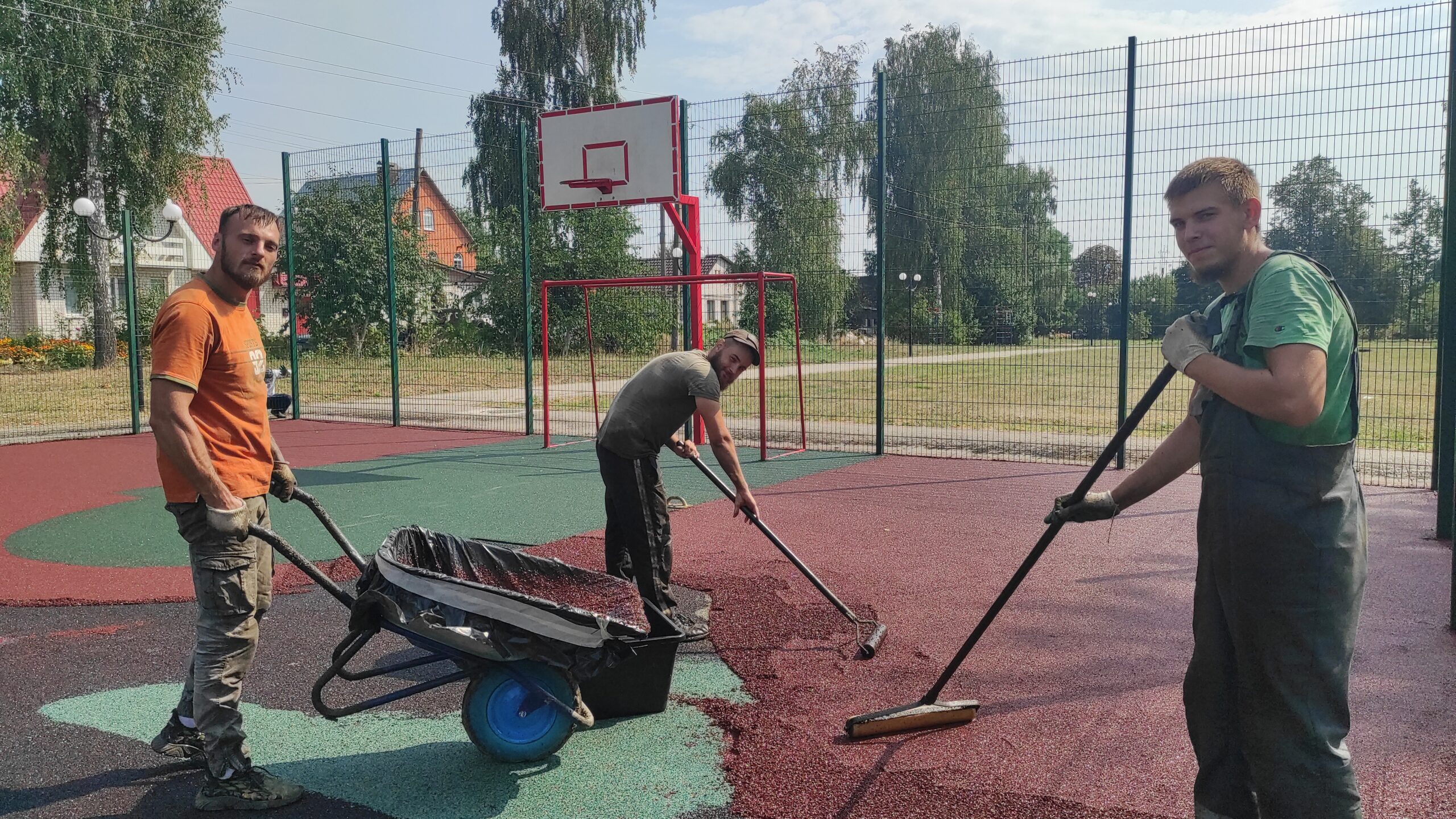 На трубчевской спортплощадке заменили старое покрытие