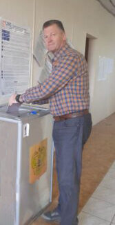 Глава администрации Трубчевского района одним из первых проголосовал на избирательном участке 