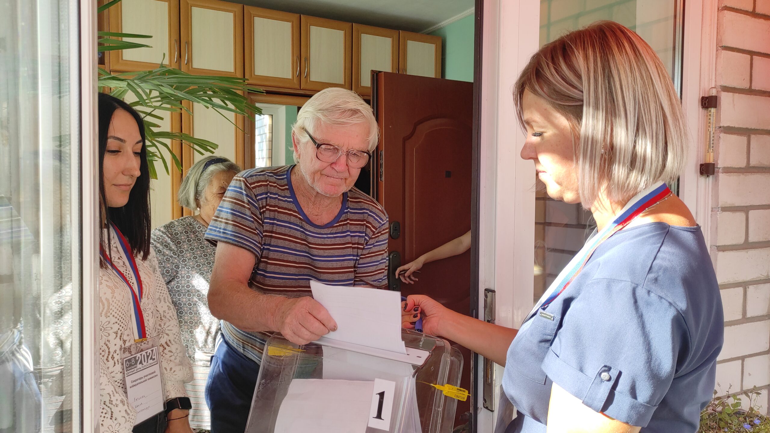 Трубчевские маломобильные граждане принимают участие в выборах  на дому