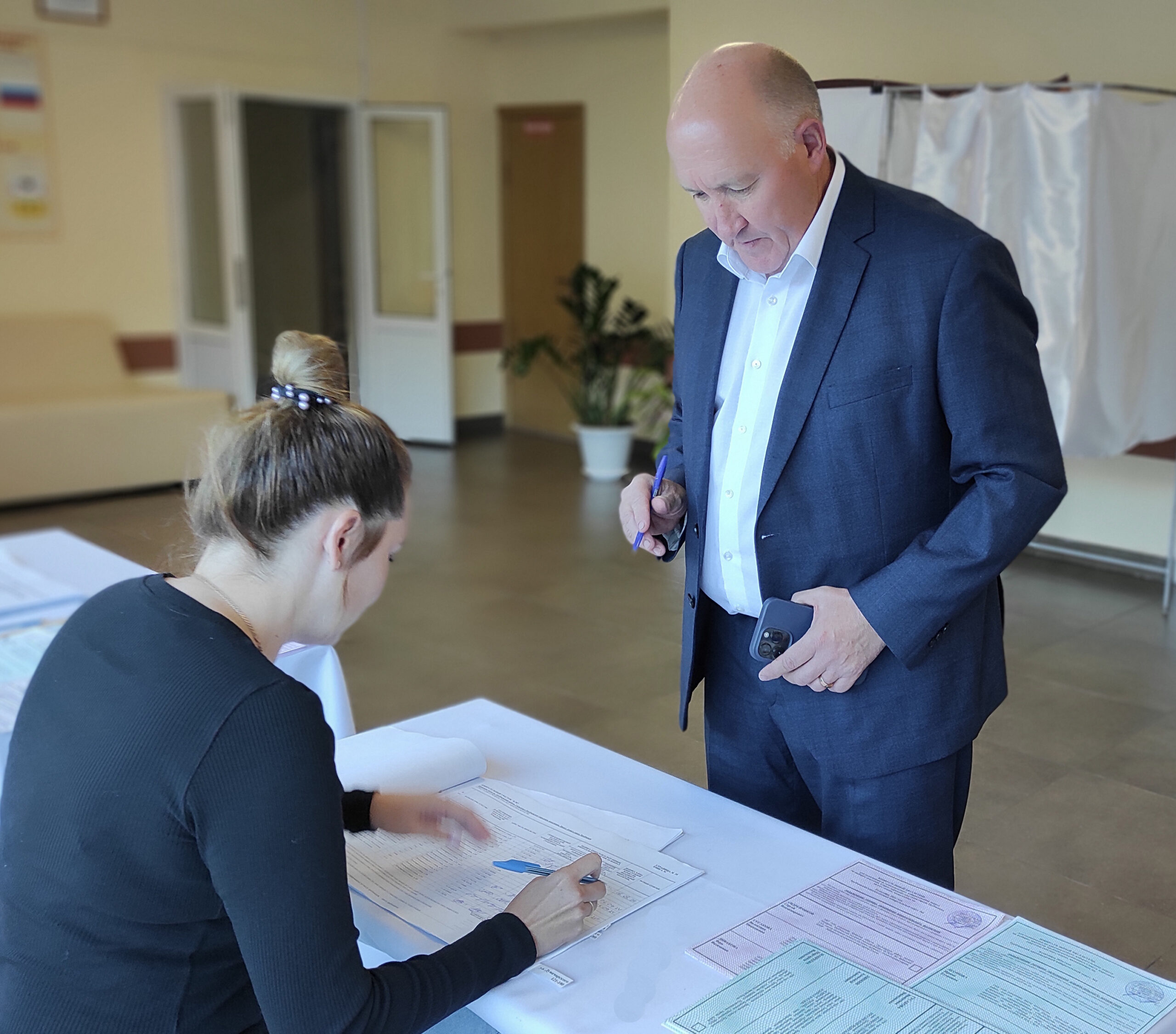 Депутат Брянской облдумы Василий Евсеев проголосовал на выборах в Единый день голосования