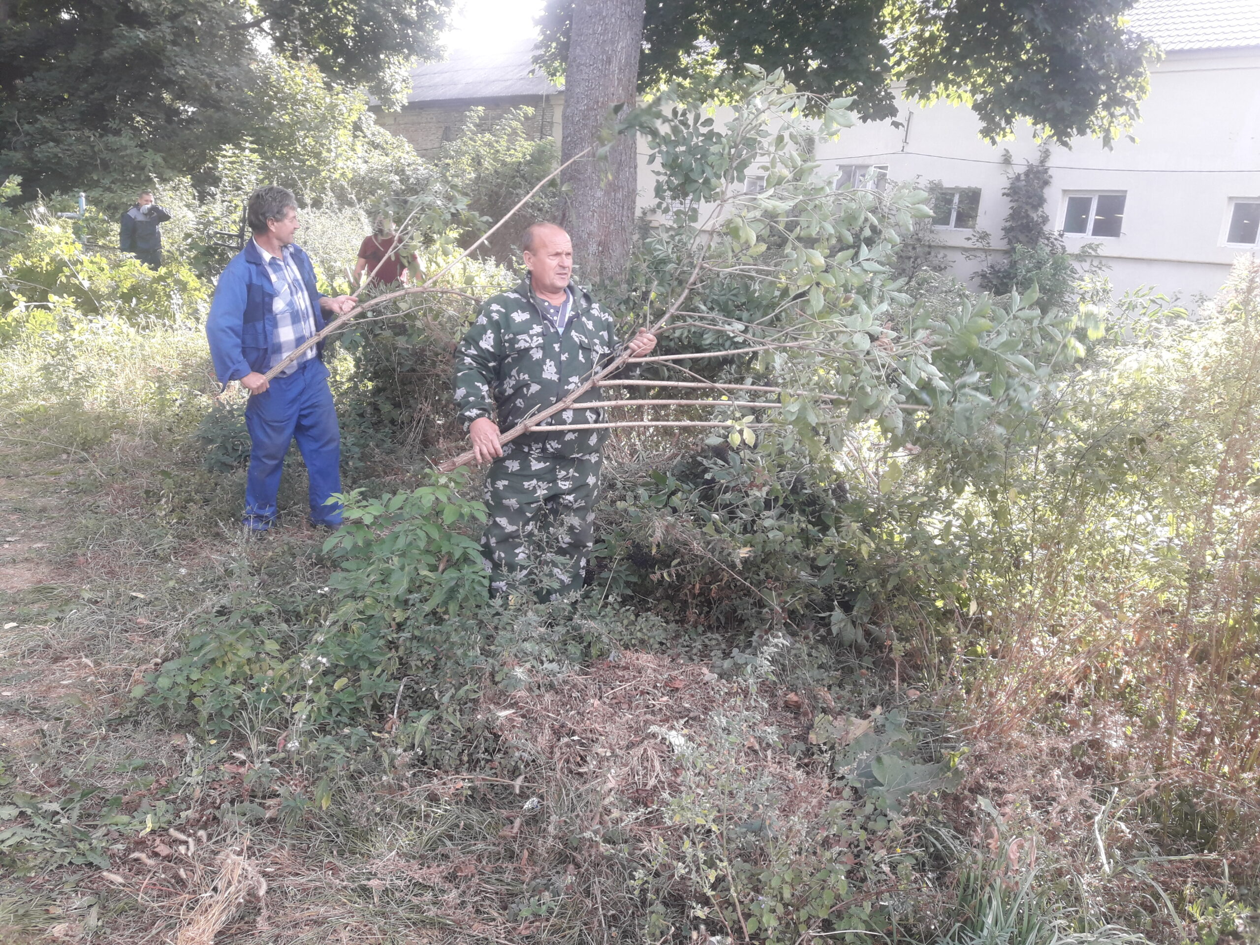 В Трубчевском районе проходит общеобластной субботник