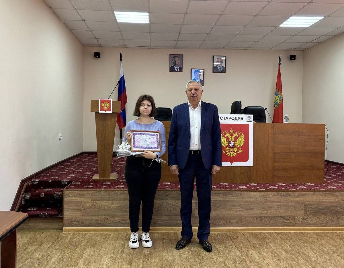 В брянском Стародубе сироте вручили сертификат на приобретение жилья