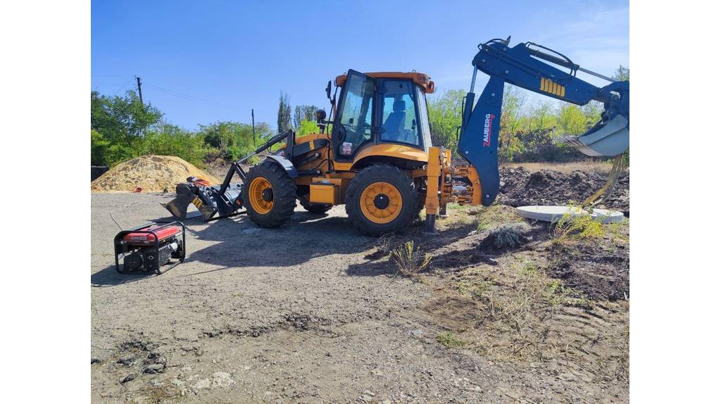 Специалисты из Брянской области занимаются прокладкой водопровода в подшефной Брянке