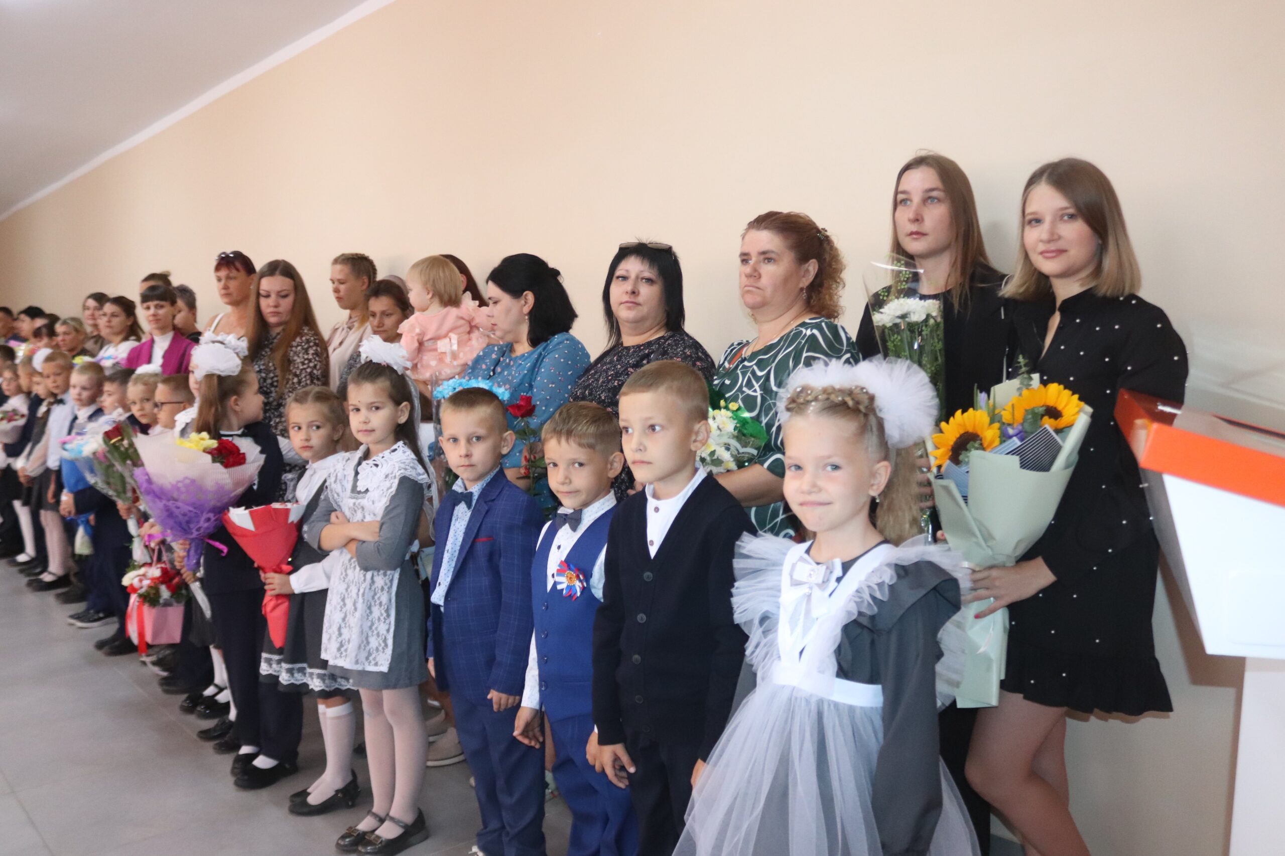 В Трубчевской СОШ №2 им. А. С. Пушкина прошла линейка, посвященная Дню знаний