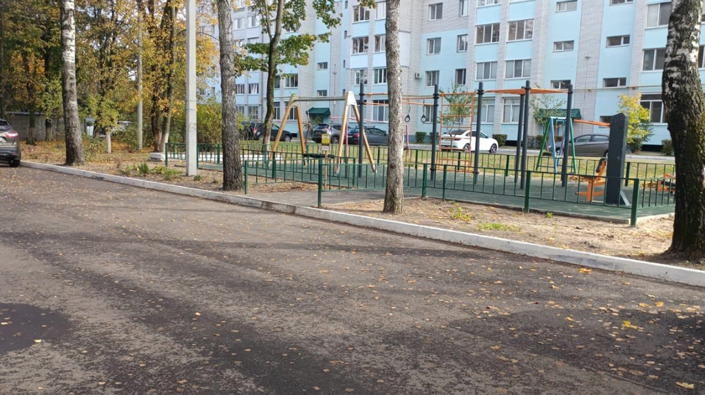 В областном центре Брянщины в рамках нацпроекта «Жилье и городская среда» благоустроили два двора 