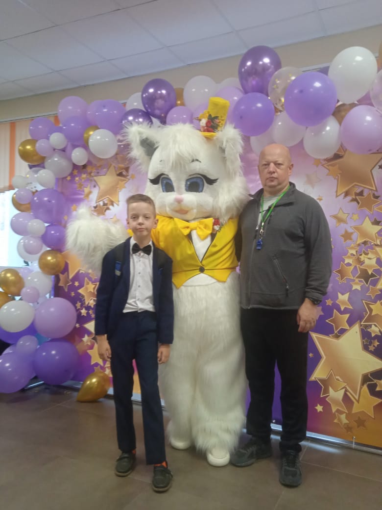 В канун Дня учителя трубчевские школьники и их родители необычно поздравили любимых педагогов с праздником