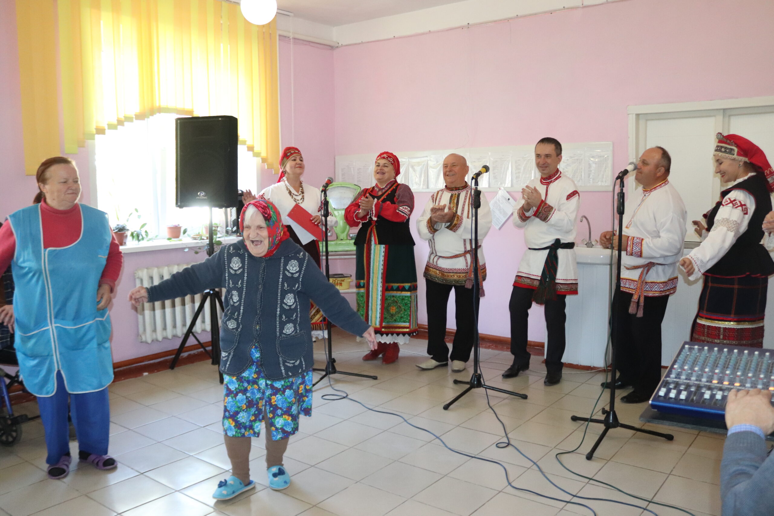 В Плюсковском доме-интернате для престарелых и инвалидов Трубчевского района прошел праздничный концерт в честь Дня пожилых людей