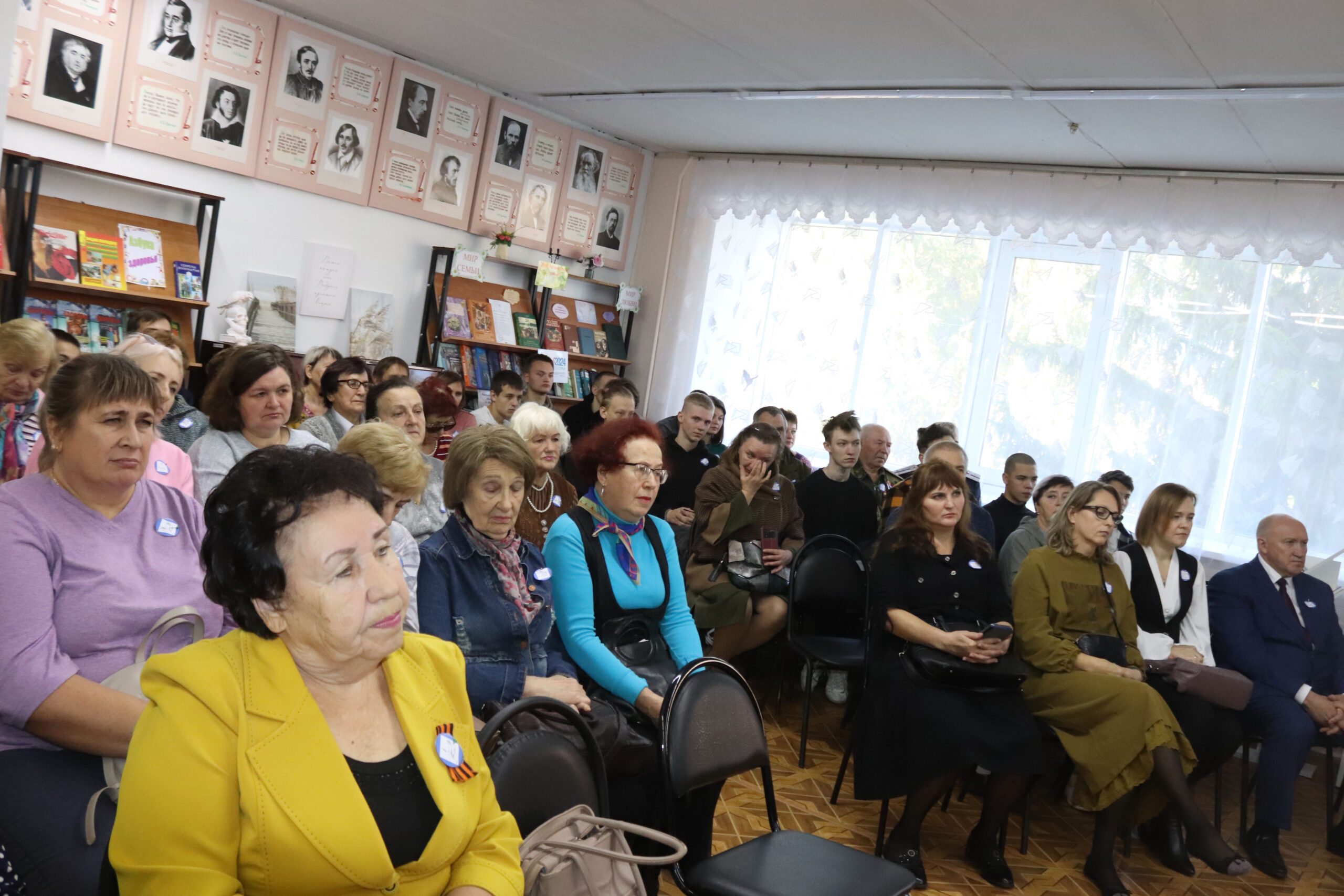 В Трубчевской центральной библиотеке прошел Час памяти «Летят в бессмертье журавли»