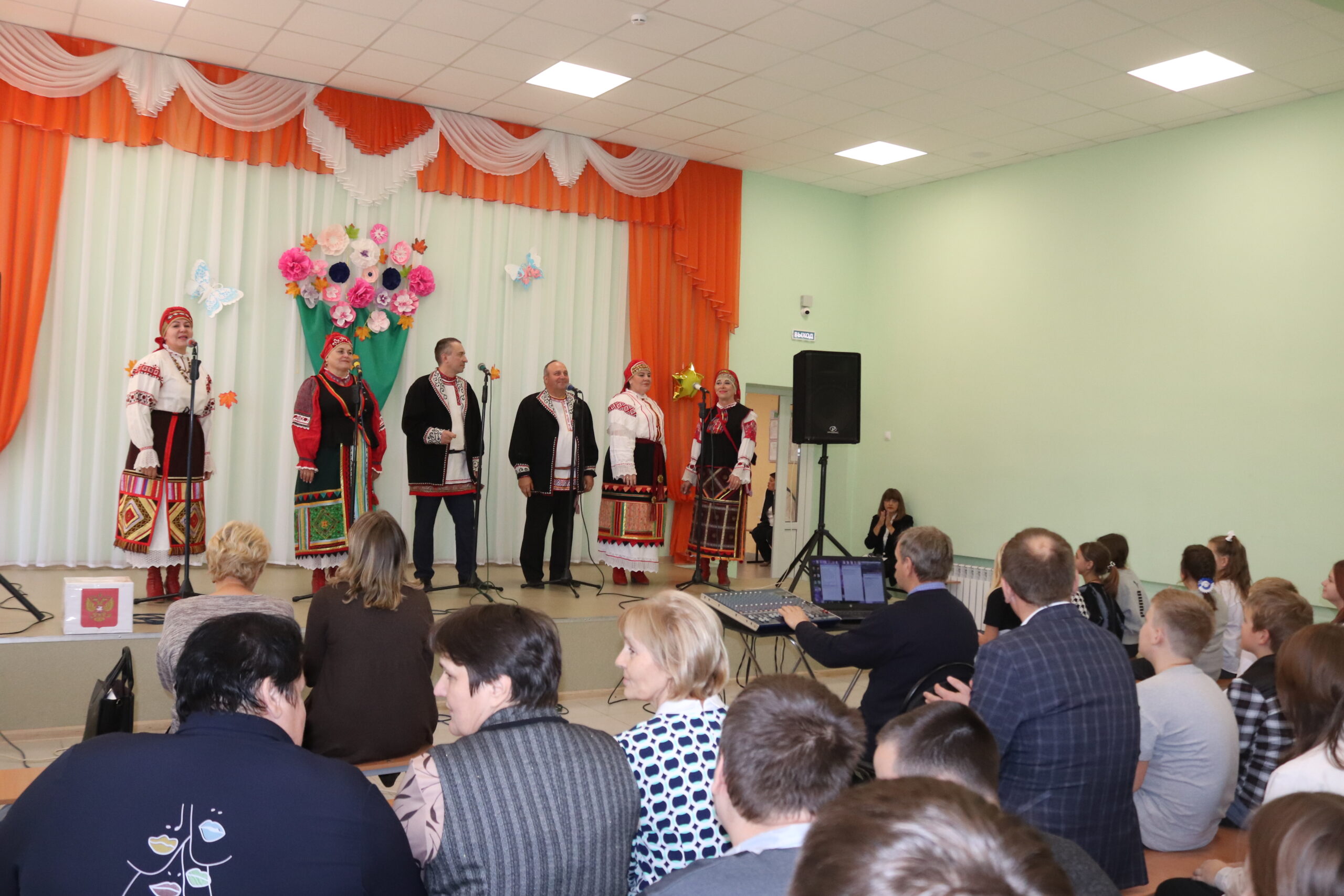 В Трубчевске прошел благотворительный концерт «Своих не бросаем» в поддержку бойцов СВО