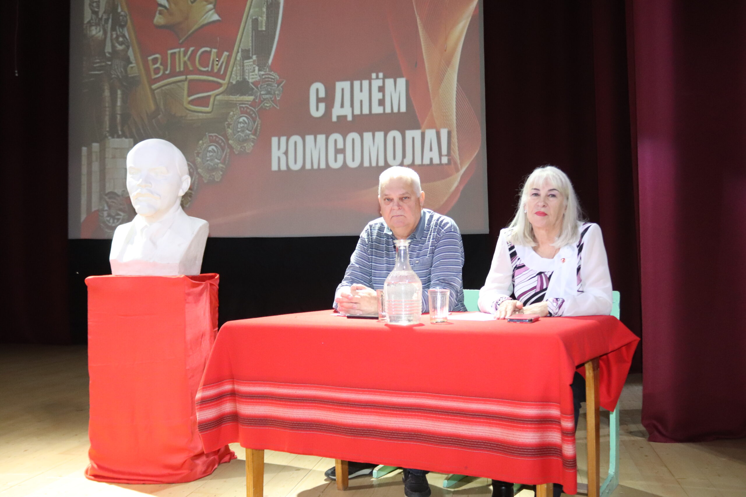 В Трубчевске в честь 106-летия ВЛКСМ  провели встречу «Не расстанусь с комсомолом»