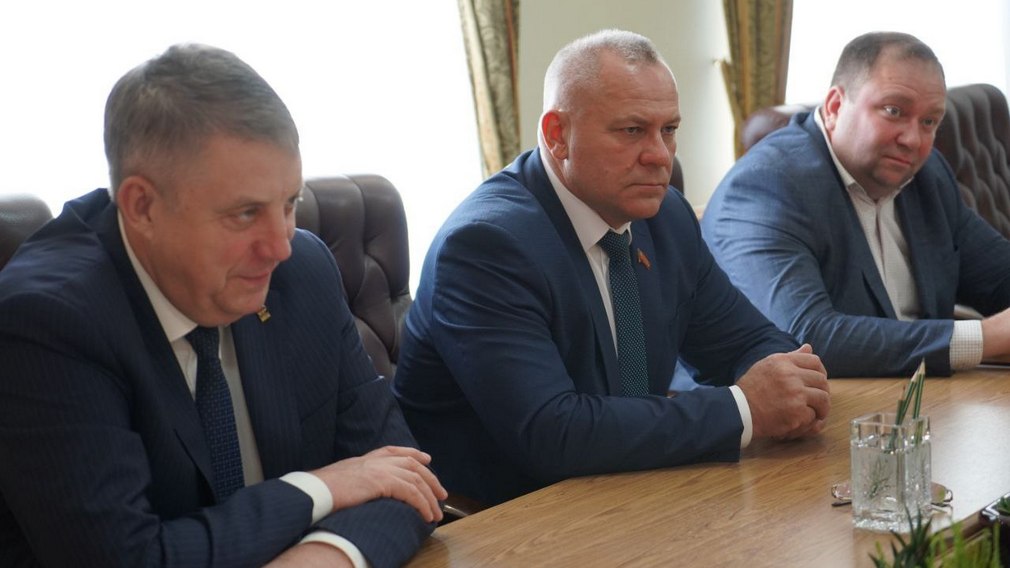 Глава Брянщины Александр Богомаз провел встречу с руководителем предприятия «Экокремний»