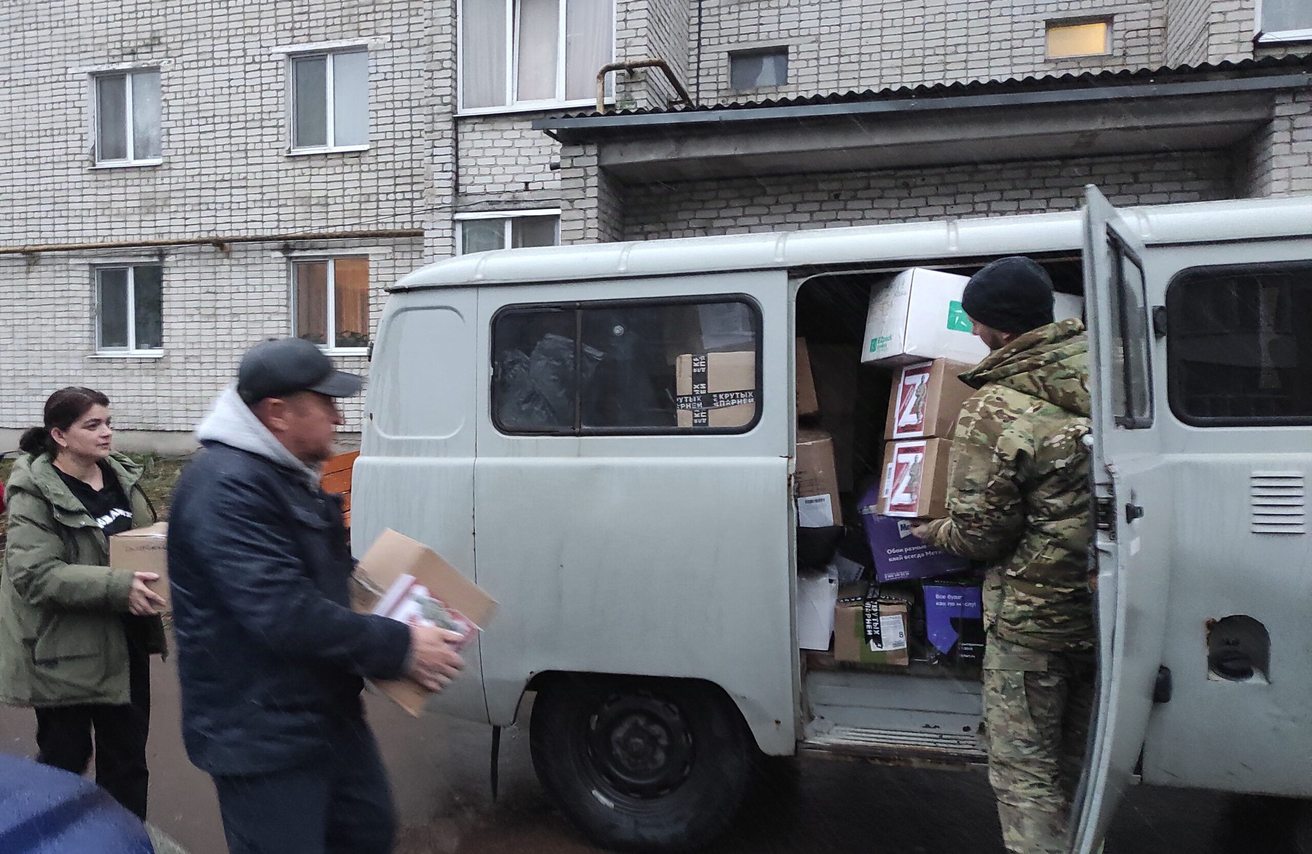 Трубчане передали бойцам СВО автомобиль с гумпомощью