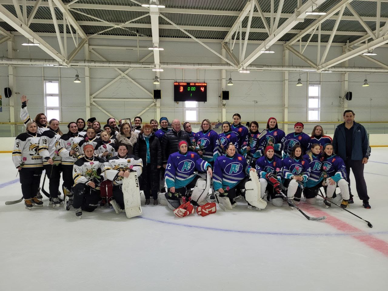 В Трубчевске в День матери в хоккей сразились женские команды