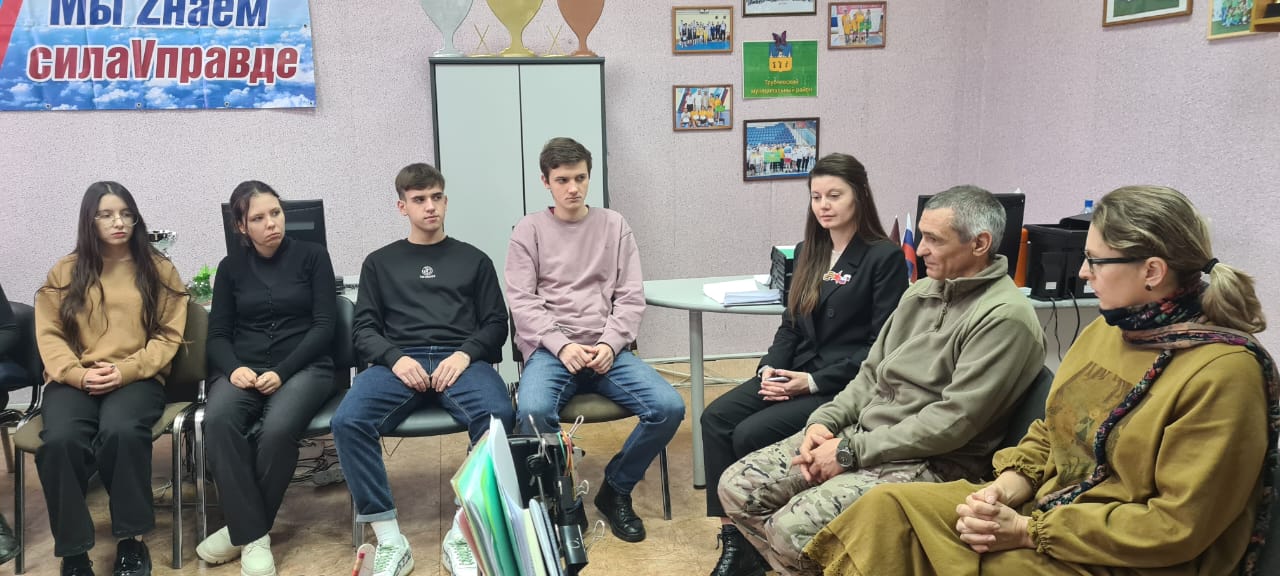 В Трубчевске в рамках проекта «Твой герой» прошла встреча участника СВО со школьниками и студентами