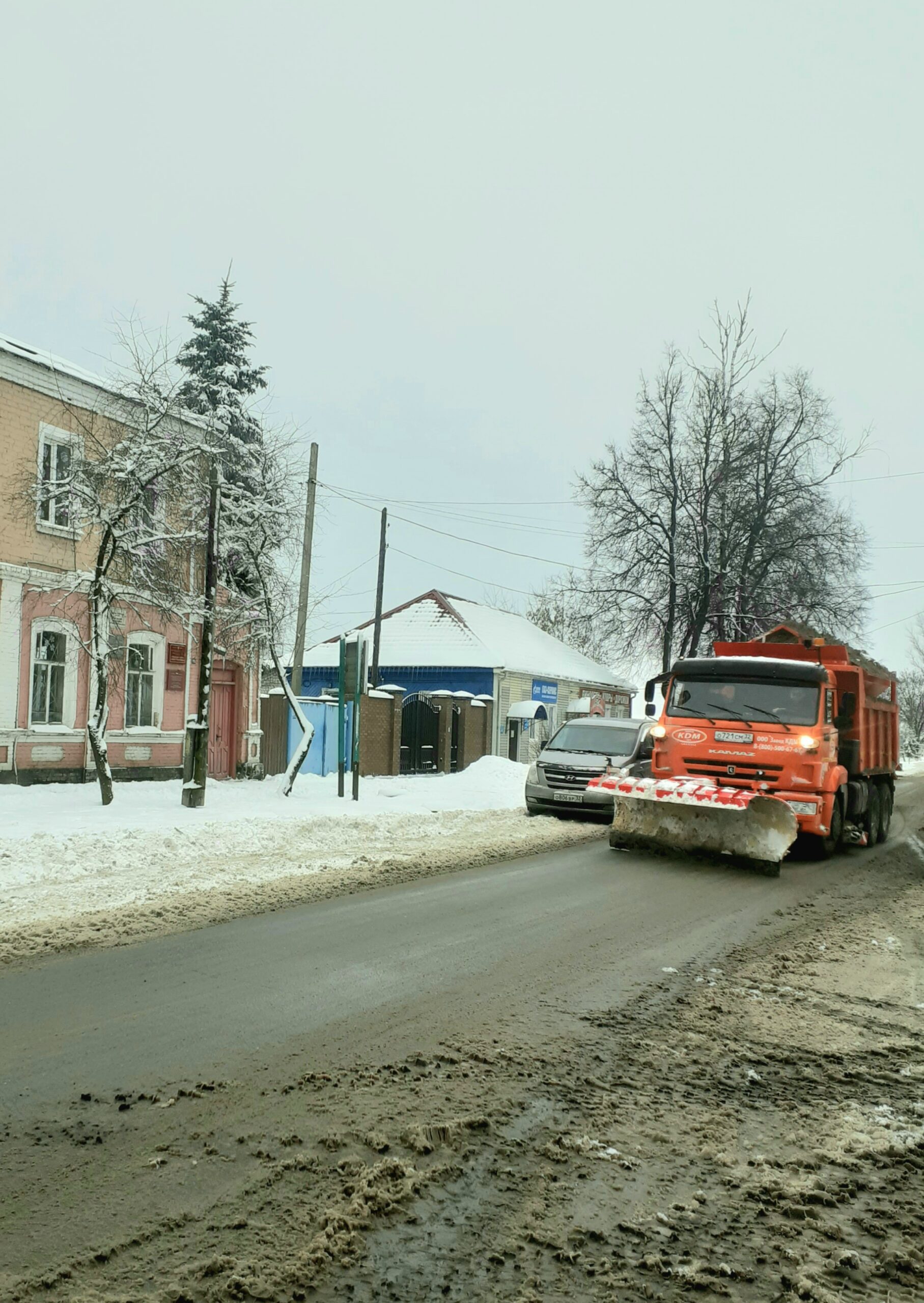 На борьбу с последствиями циклона трубчевские дорожники и энергетики бросили все силы