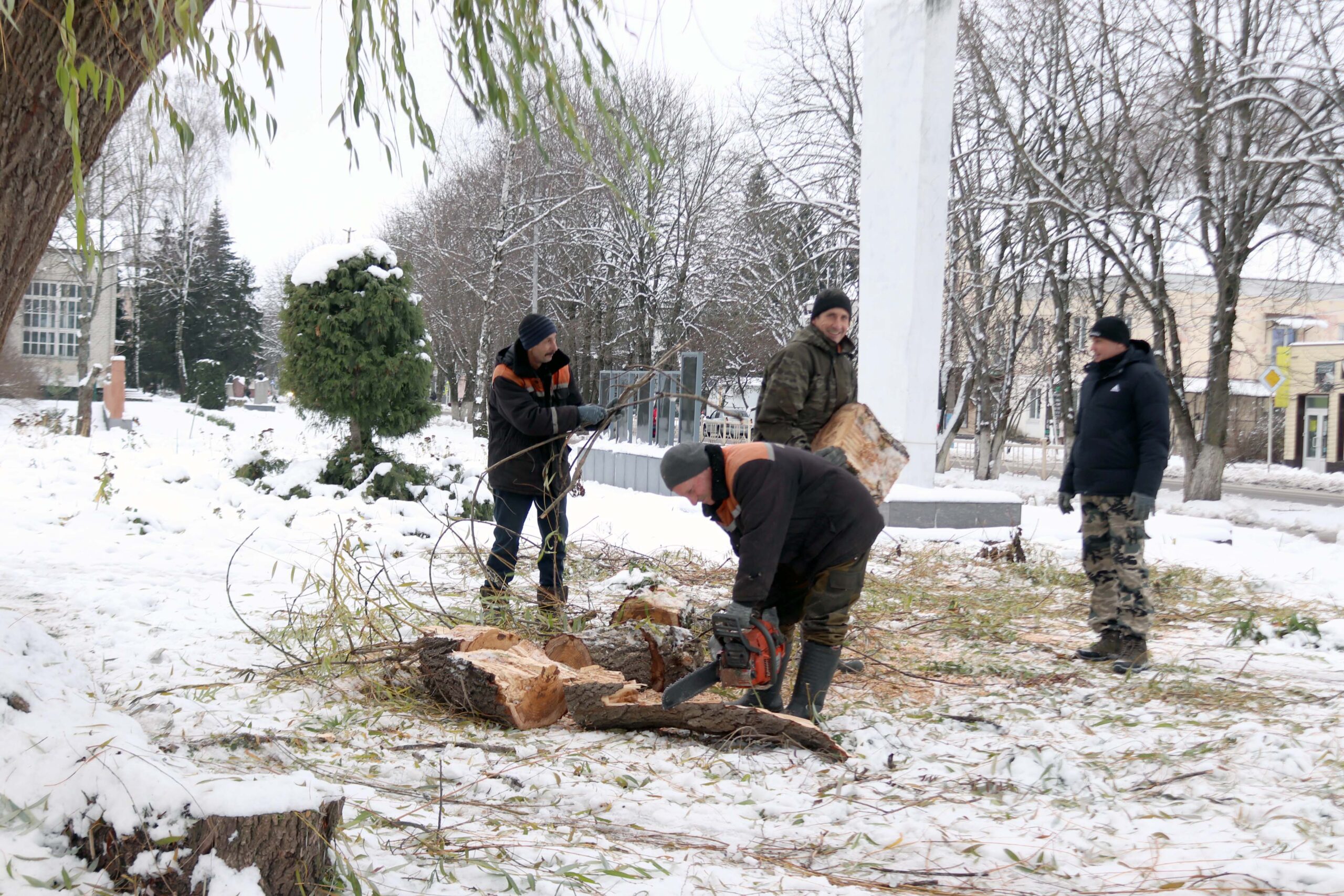 В Трубчевском районе продолжается работа по устранению последствий непогоды