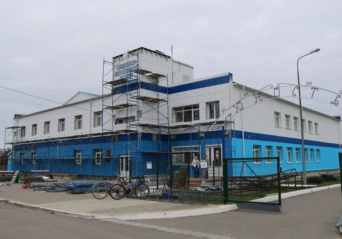 В брянских Комаричах обновляют фасад ФОКа