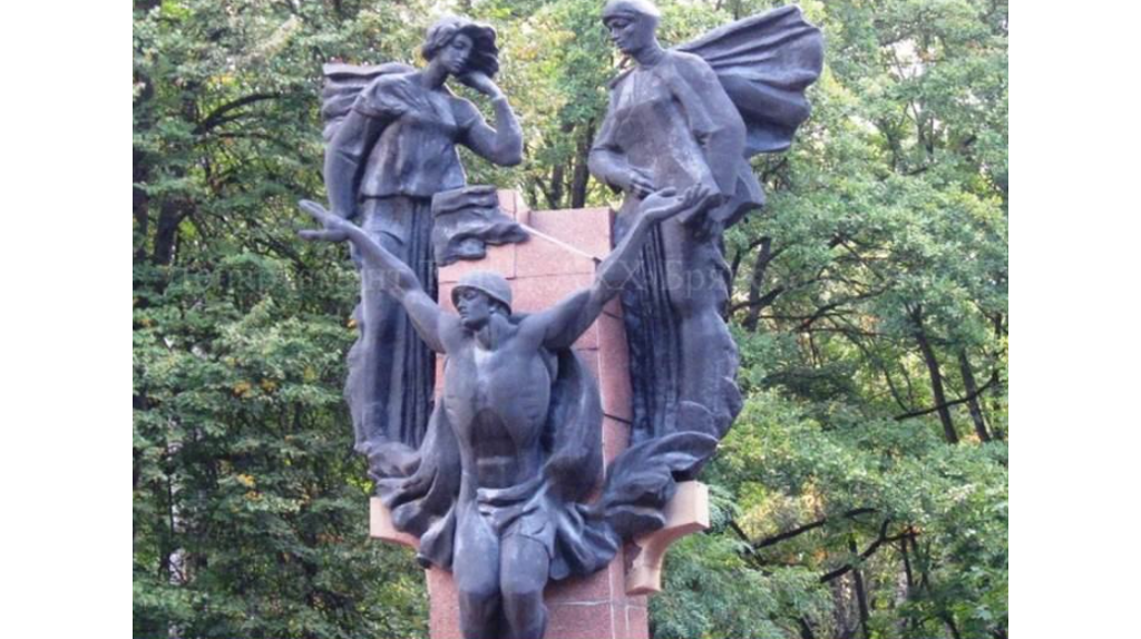 В брянской Бежице обновили воинский мемориал в рамках нацпроекта