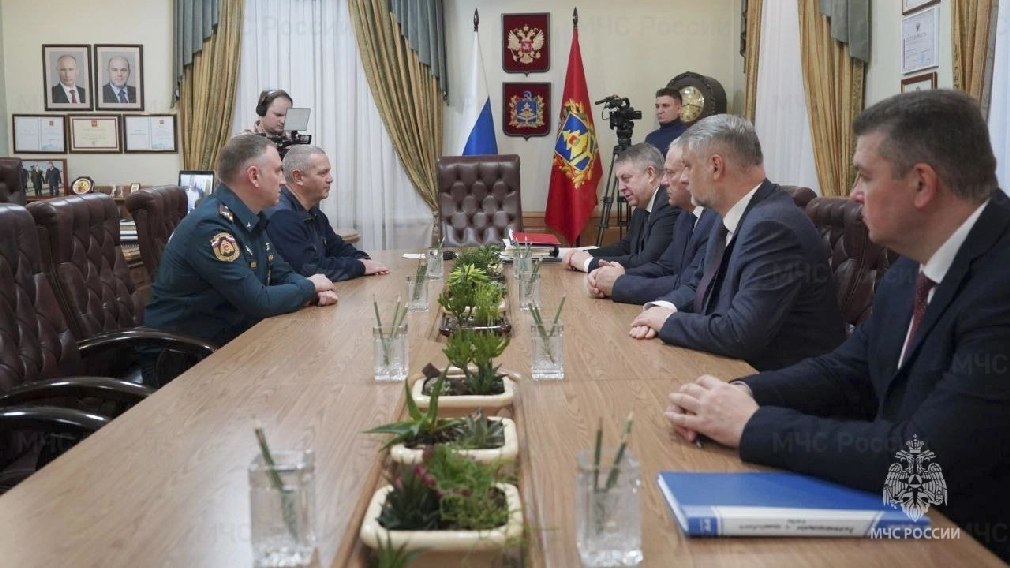 Глава Брянщины Александр Богомаз провел рабочую встречу с замминистра РФ по делам гражданской обороны Ильей Денисовым