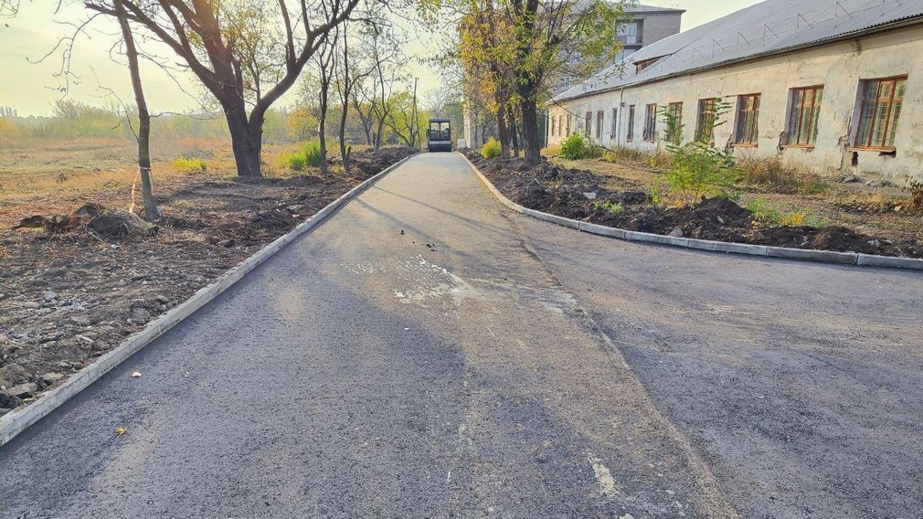 Брянские дорожники  укладывают асфальт на территории больницы Брянки