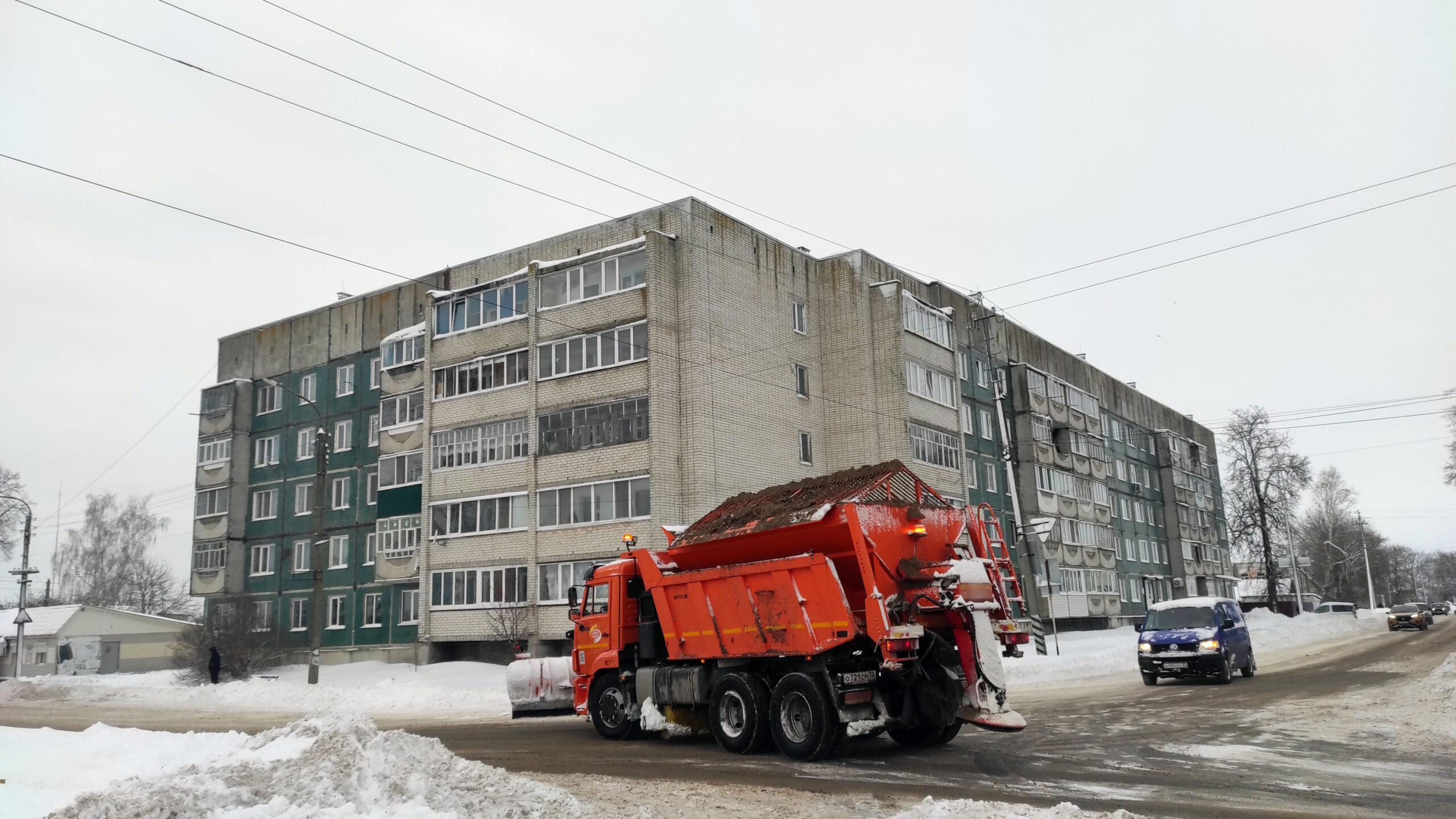 Первый снегопад трубчевские дорожники и коммунальщики встретили во всеоружии