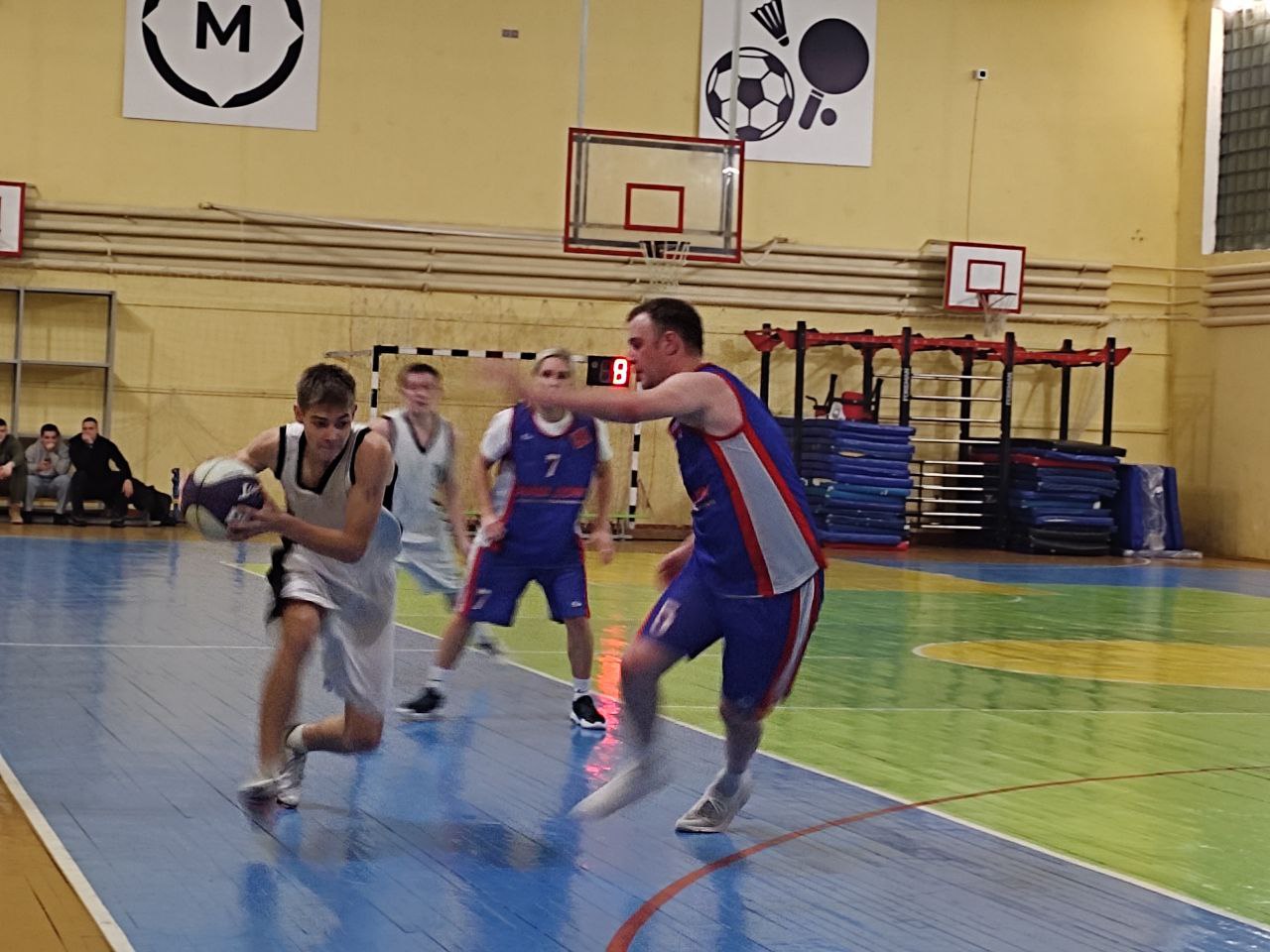 В Трубчевске завершились соревнования по баскетболу, посвященные Всемирному дню этого вида спорта